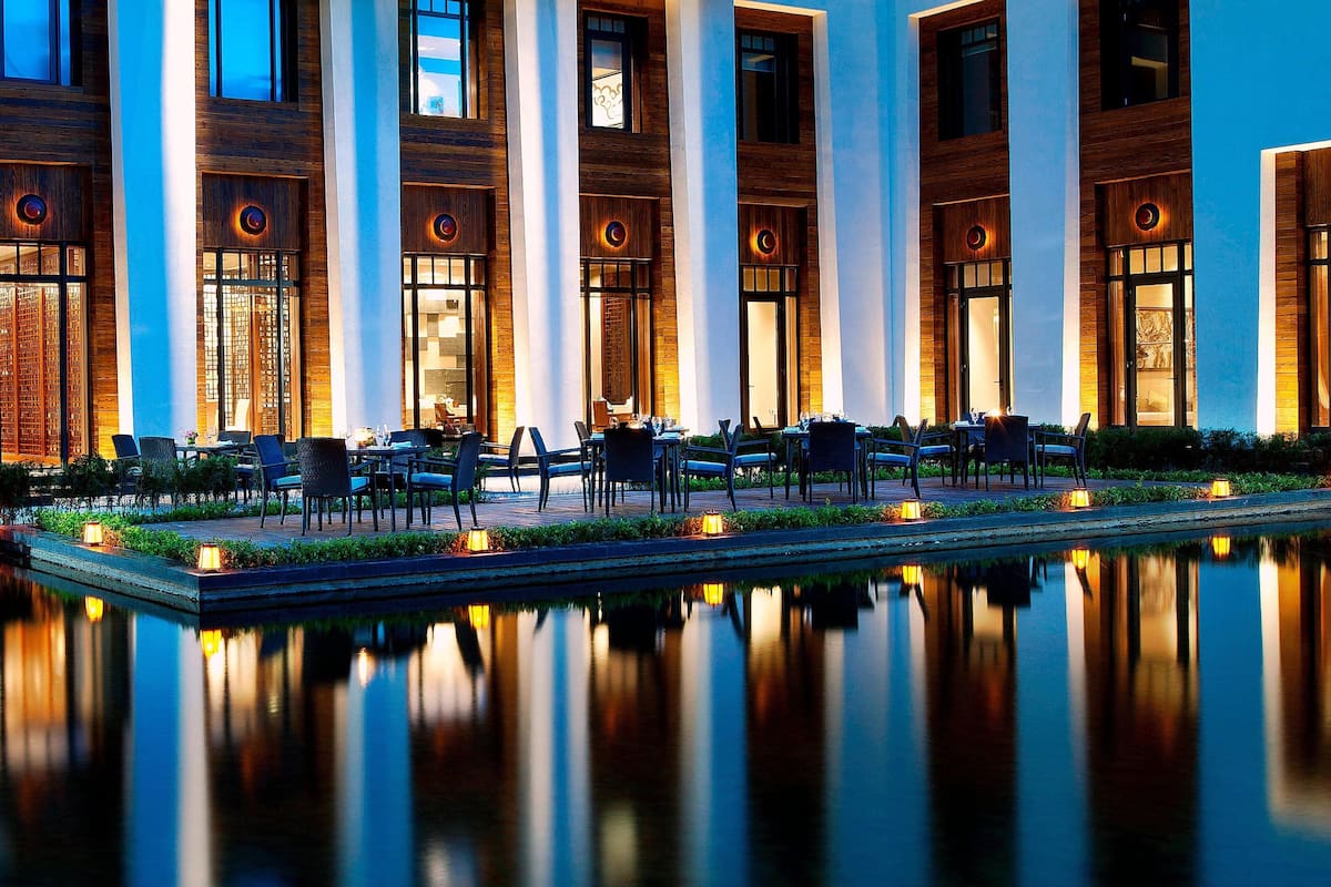 3 restaurants, breakfast, lunch, dinner served; international cuisine