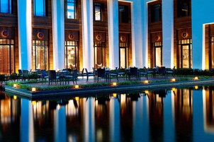 3 restaurants, breakfast, lunch, dinner served; international cuisine