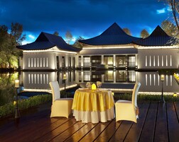 3 restaurants, breakfast, lunch, dinner served; international cuisine
