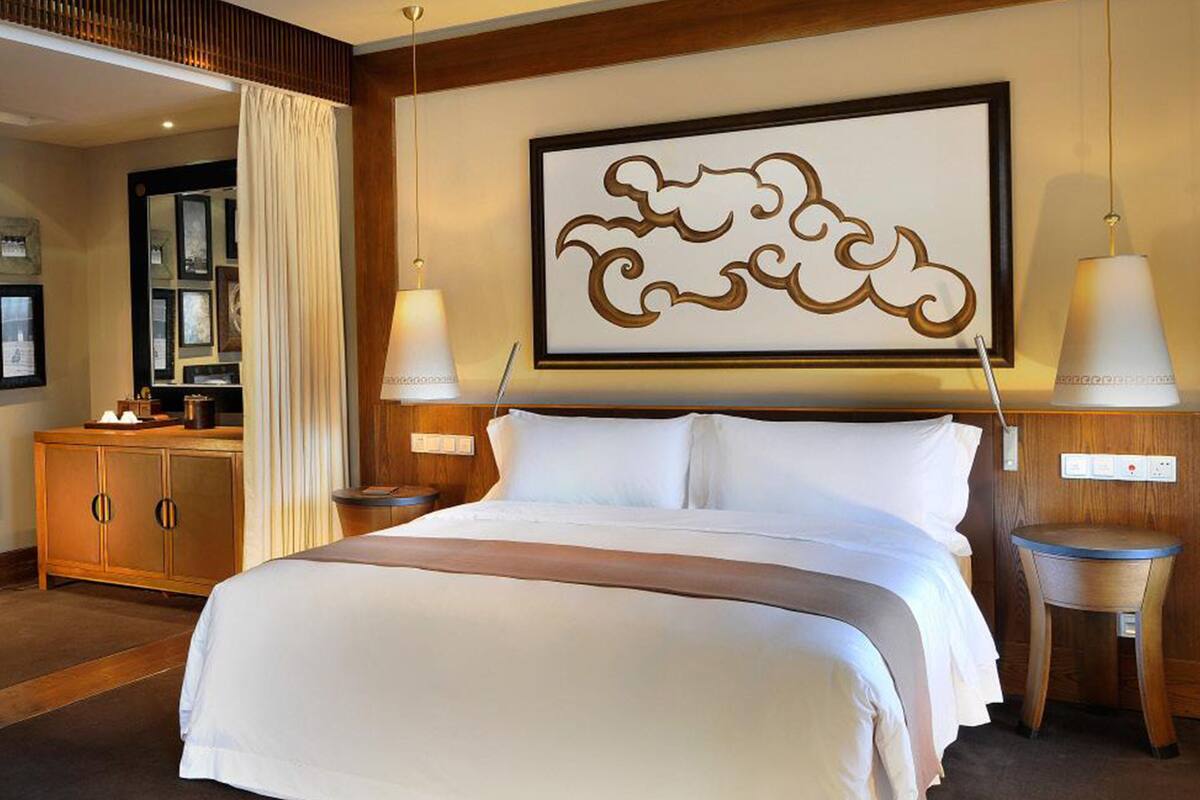 room, 1 king bed | premium bedding, minibar, in-room safe, desk