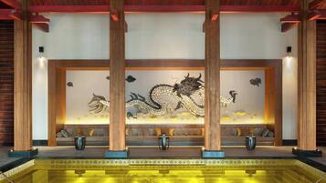 Kolam renang indoor, dengan pengawal renang di properti