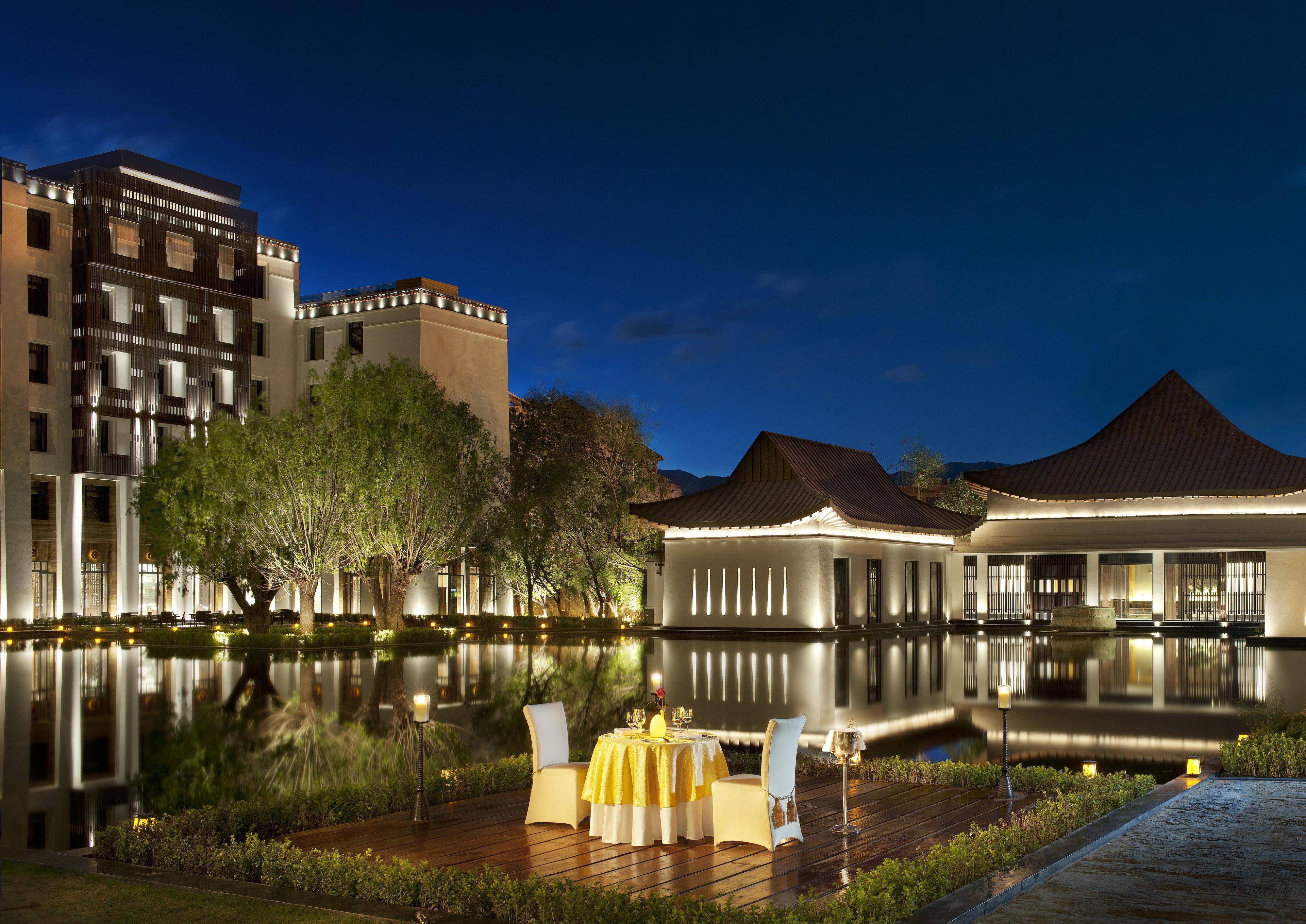 3 restaurants, breakfast, lunch, dinner served; international cuisine