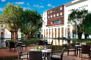 3 من المطاعم، حيث تُقدم وجبات الإفطار، الغداء، العشاء، الأطباق العالمية