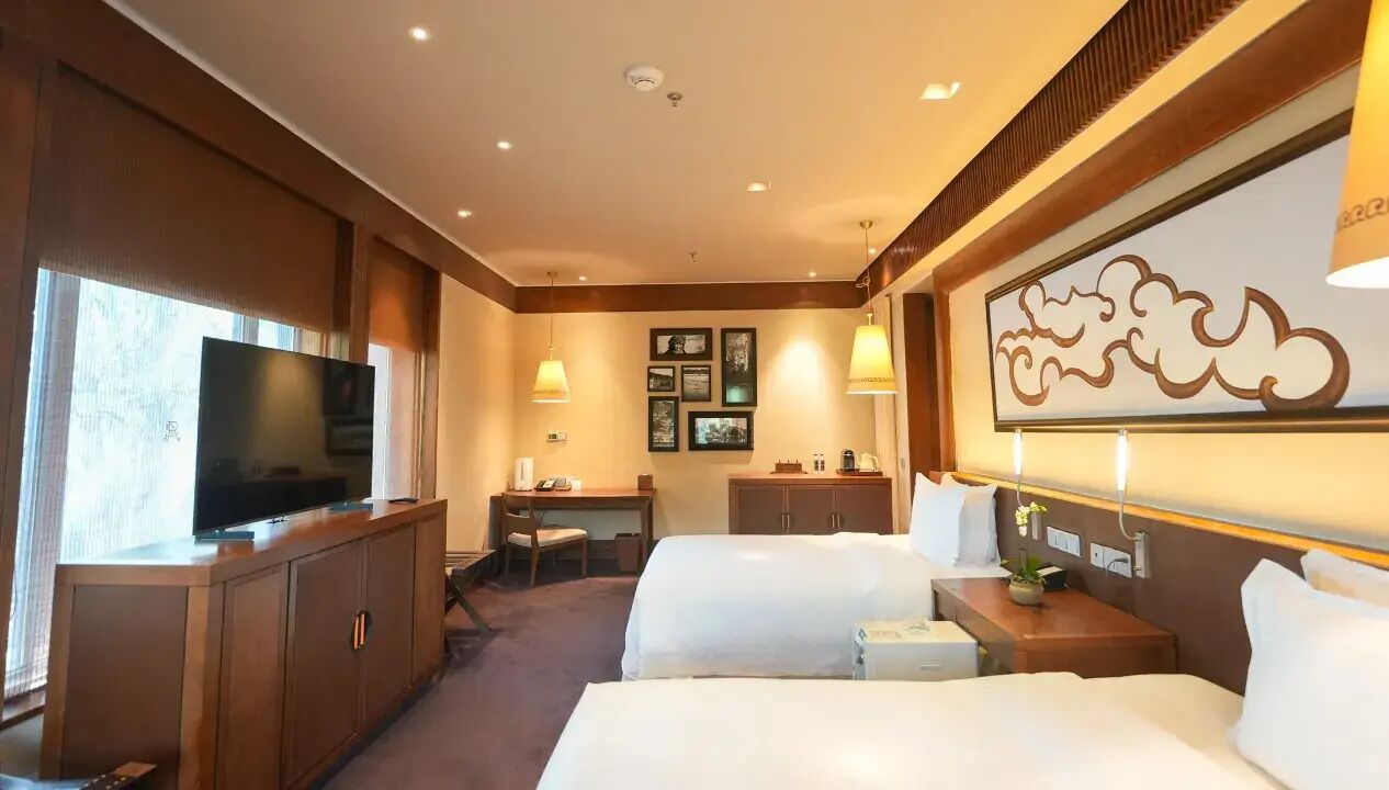 Ropa de cama de alta calidad, cubrecamas y minibar 