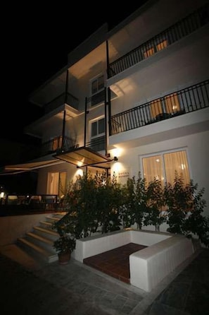 Majoituspaikan julkisivu illalla/yöllä