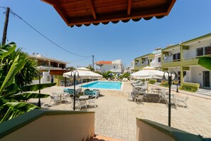 室外泳池;泳池傘、躺椅