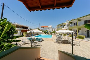 室外游泳池，池畔遮阳伞，日光浴躺椅