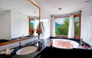 Shower, designer toiletries, bathrobes, slippers - Solang Valley Resort (Manali)