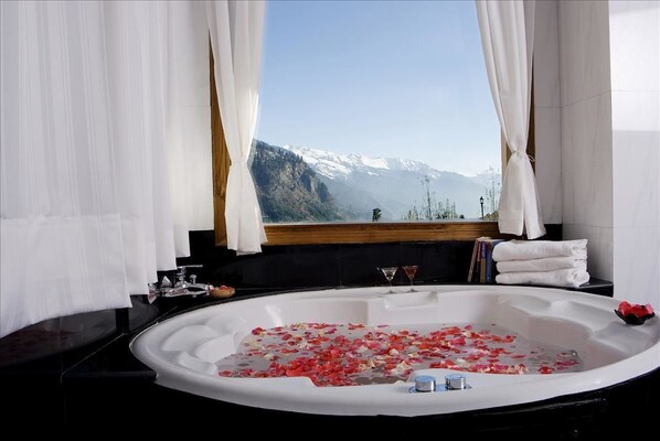 Indoor spa tub - Solang Valley Resort (Manali)