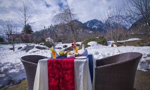 Outdoor dining - Solang Valley Resort (Manali)