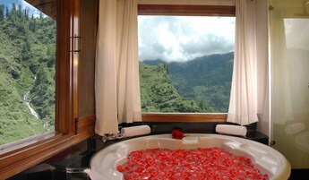 Deep soaking bathtub