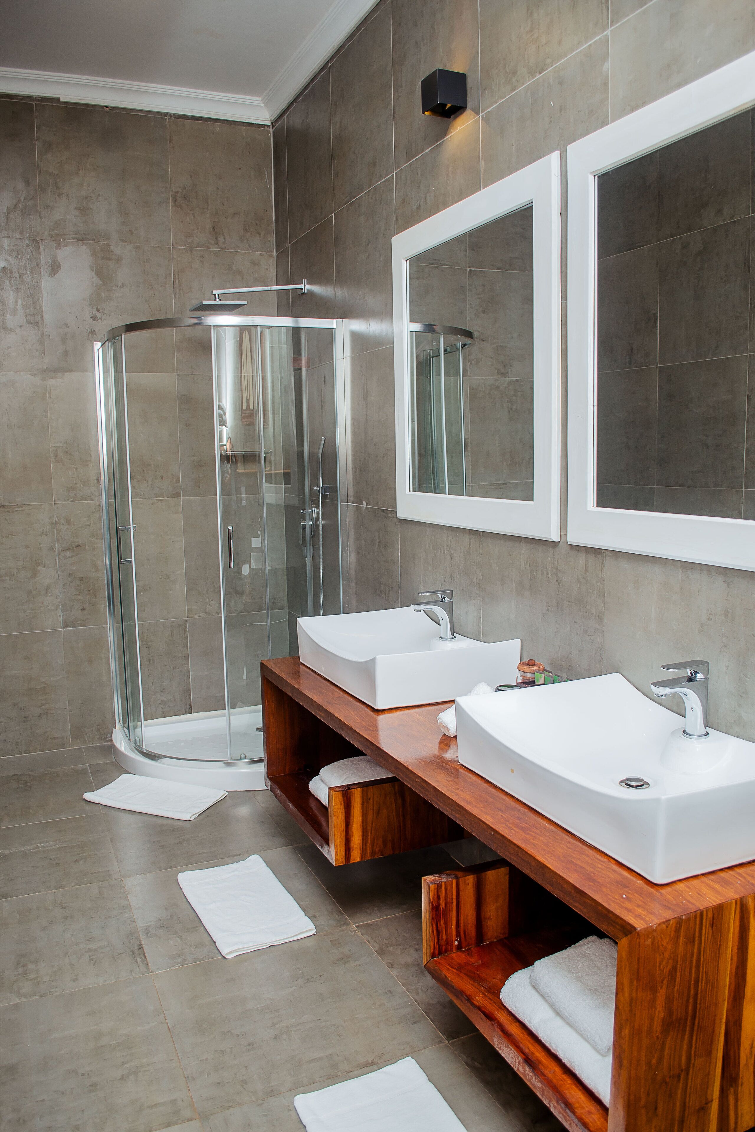 deluxe courtyard double room | bathroom | hair dryer, towels