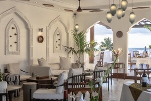 Se sirven desayunos, almuerzos y cenas; con vista al mar