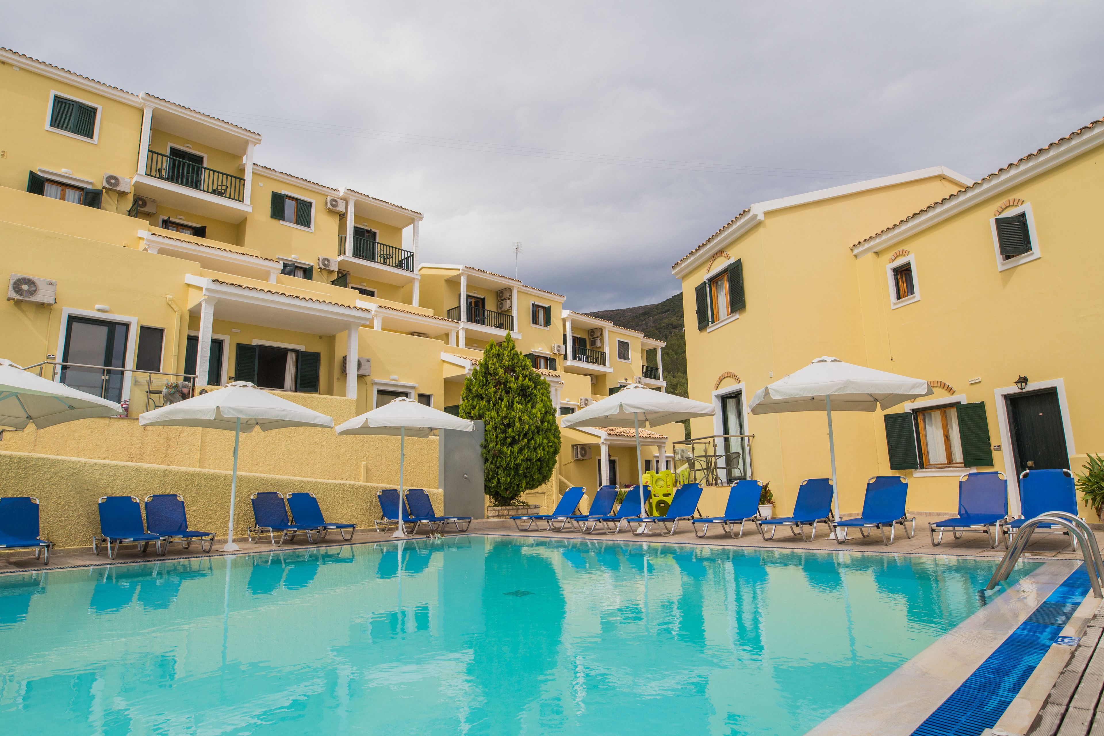 Piscine extérieure, chaises longues