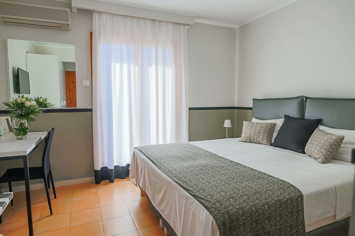 Premium bedding, Select Comfort beds, in-room safe, soundproofing