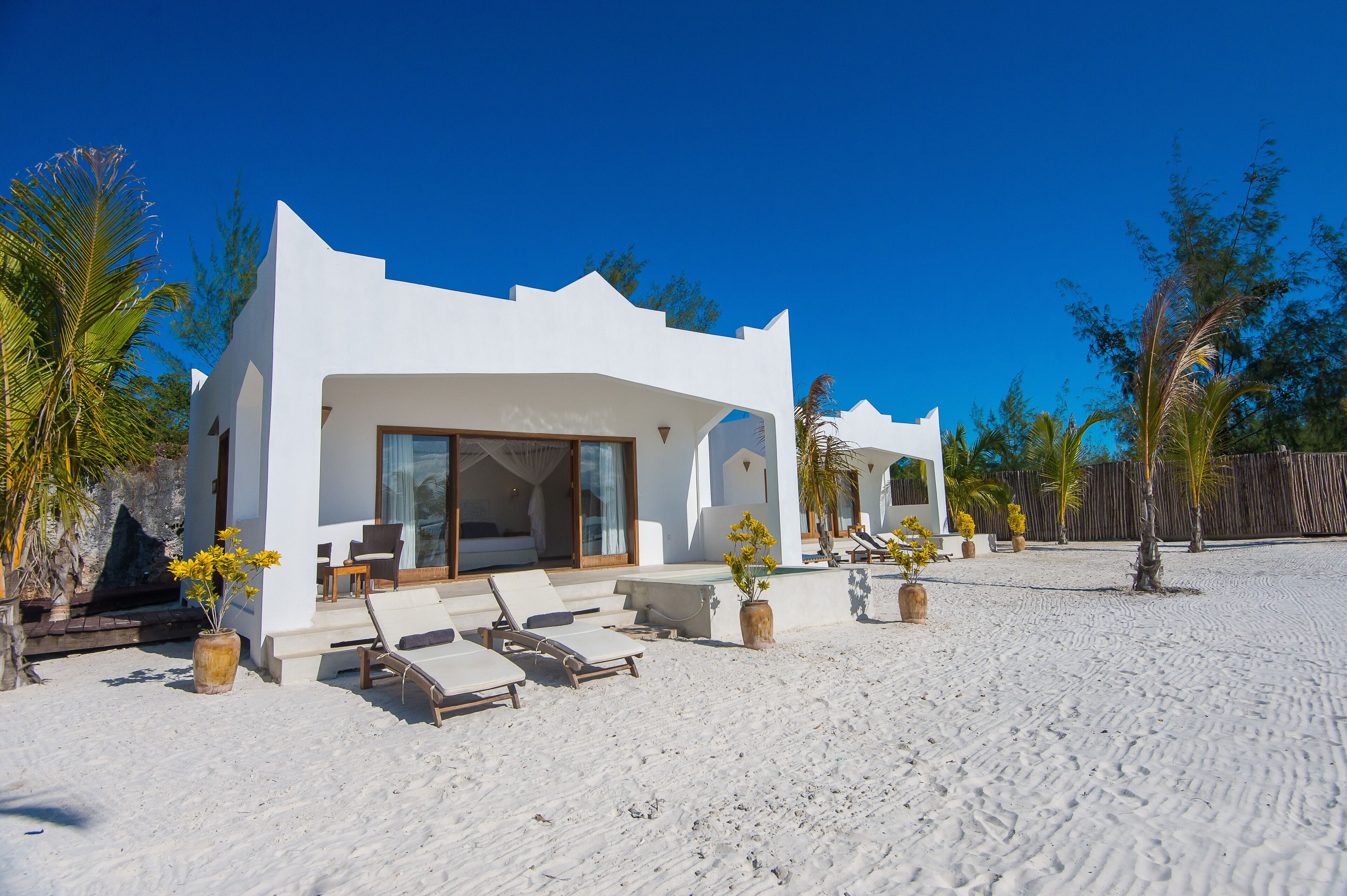 Privat strand, hvit sand, strandtelt (inkludert) og solsenger