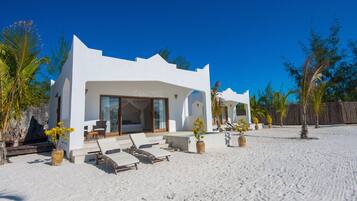 Privat strand, hvit sand, strandtelt (inkludert) og solsenger