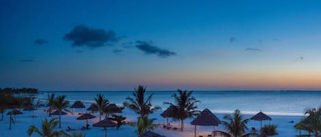 Playa privada, arena blanca, cabañas de uso gratuito y tumbonas