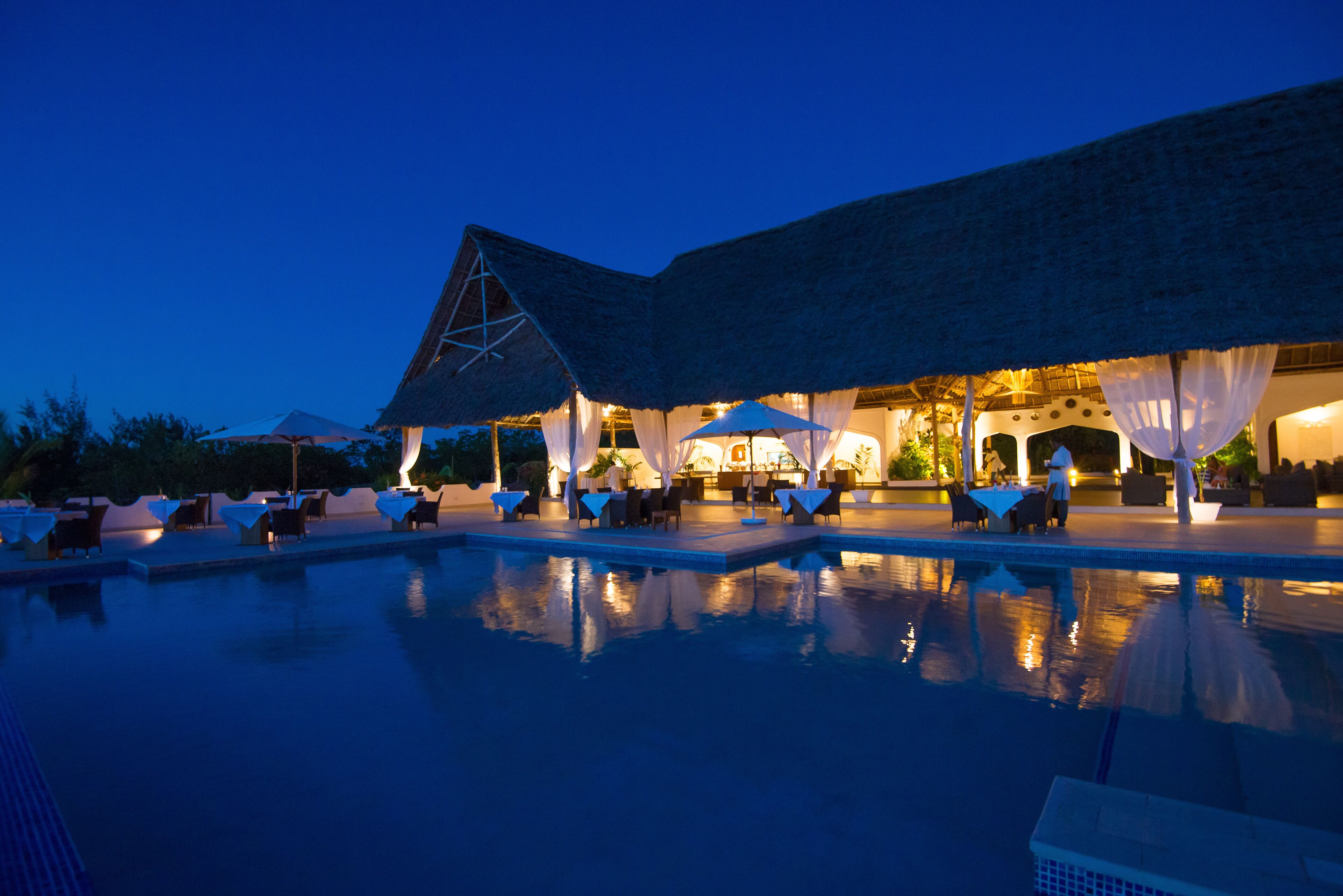 室外游泳池，提供免費遮陽小屋和泳池遮陽傘