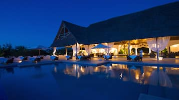 Piscine extérieure, cabanons gratuits, parasols de plage