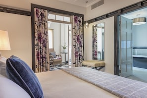 Phòng Suite, 1 giường cỡ king, quang cảnh thành phố | Bộ đồ giường cao cấp, nệm có lớp đệm bông, minibar 