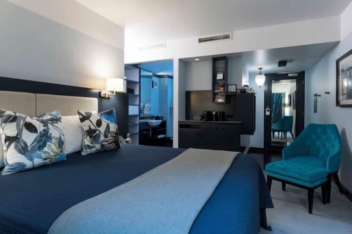 Premium bedding, pillow-top beds, minibar, in-room safe