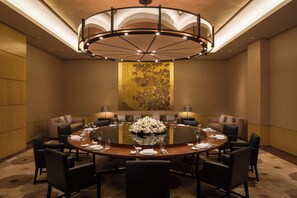 2 restaurants; breakfast, lunch, and dinner served - Courtyard by Marriott Suzhou (Suzhou)
