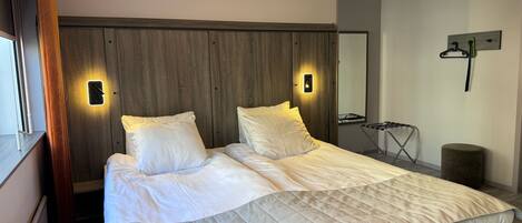 1 kamar tidur, meja kerja, dan ruang kerja ramah laptop