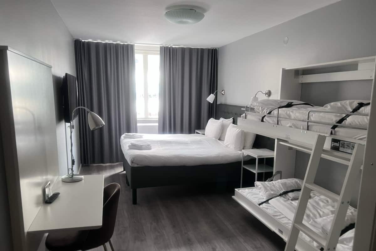 Habitación cuádruple | 1 habitación, escritorio y espacio para trabajar con laptop