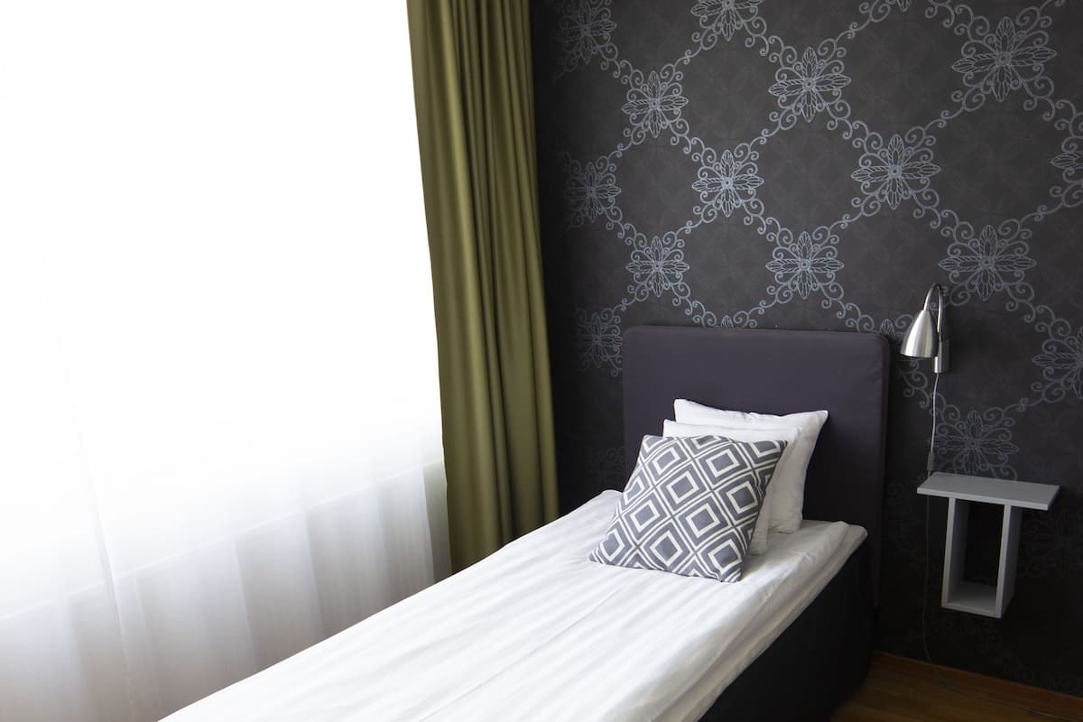 1 habitación, escritorio y espacio para trabajar con laptop