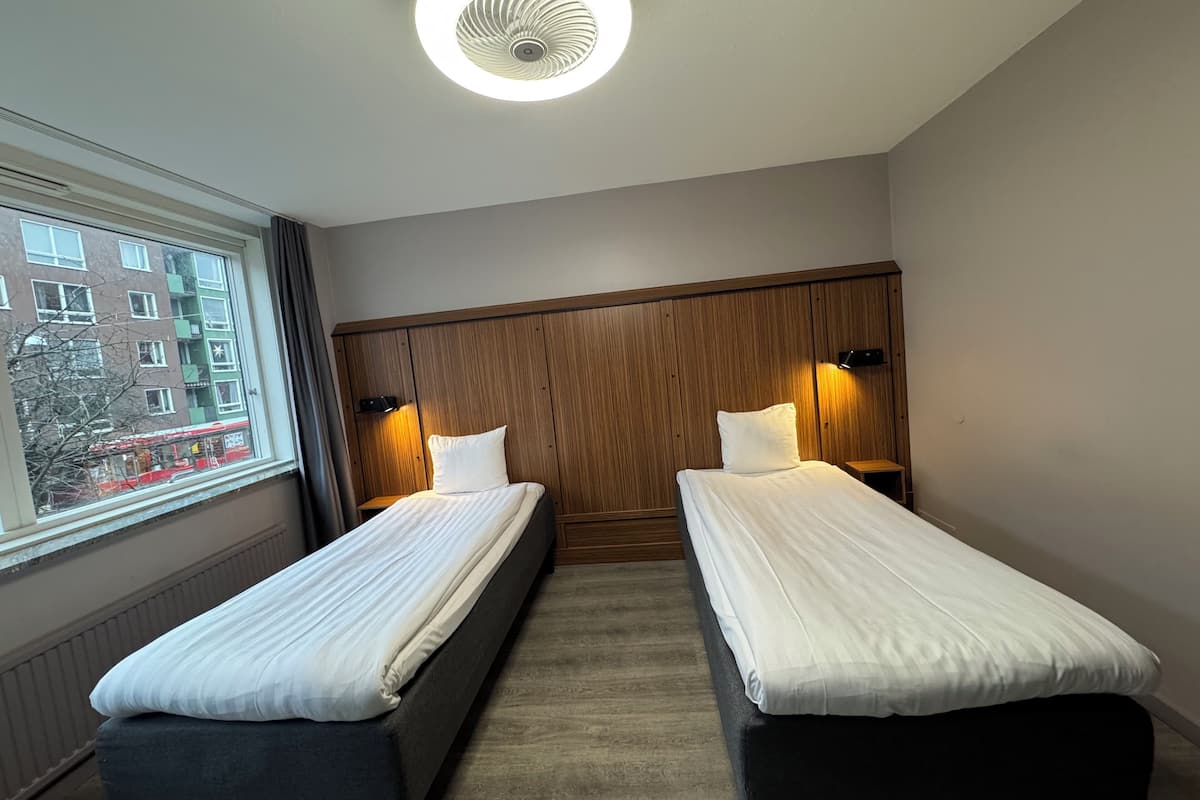 Twin Room | Desk, laptop workspace, blackout drapes, WiFi (free)