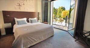 Exclusieve kamer, 1 kingsize bed, niet-roken, terras | Een kluis op de kamer, individueel gedecoreerd, individueel gemeubileerd