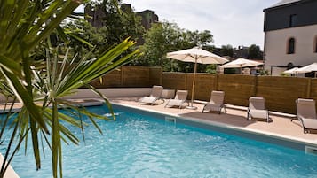 Seasonal outdoor pool, open 9:00 AM to 10:00 PM, pool loungers