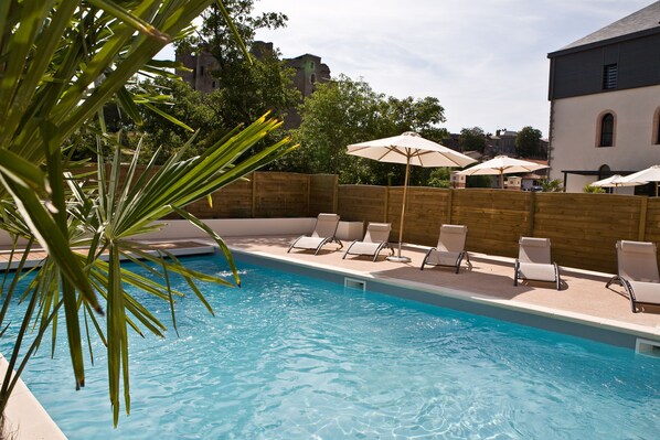 Seasonal outdoor pool, open 9:00 AM to 10:00 PM, pool loungers