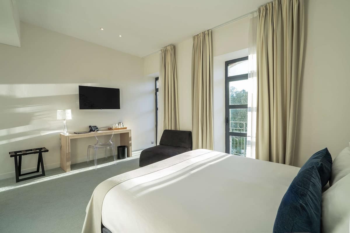 superior room, 1 queen bed, balcony (twin bed on request) | bathroom | free toiletries, hair dryer, towels