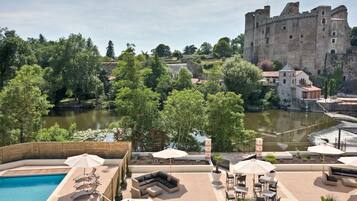 Seasonal outdoor pool, open 9:00 AM to 10:00 PM, pool loungers