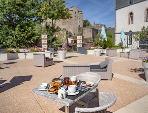 Daily buffet breakfast (EUR 18 per person)