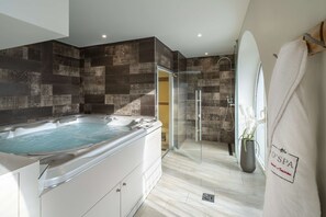 Couples treatment room(s), hot tub, steam room, Turkish bath/hammam - Best Western Plus Villa Saint Antoine (Clisson)