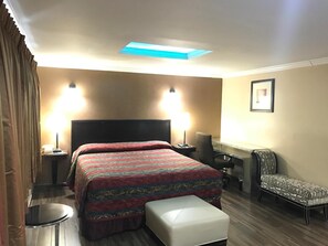 Premium bedding, desk, iron/ironing board, free WiFi - Sky Palm Motel (Orange)