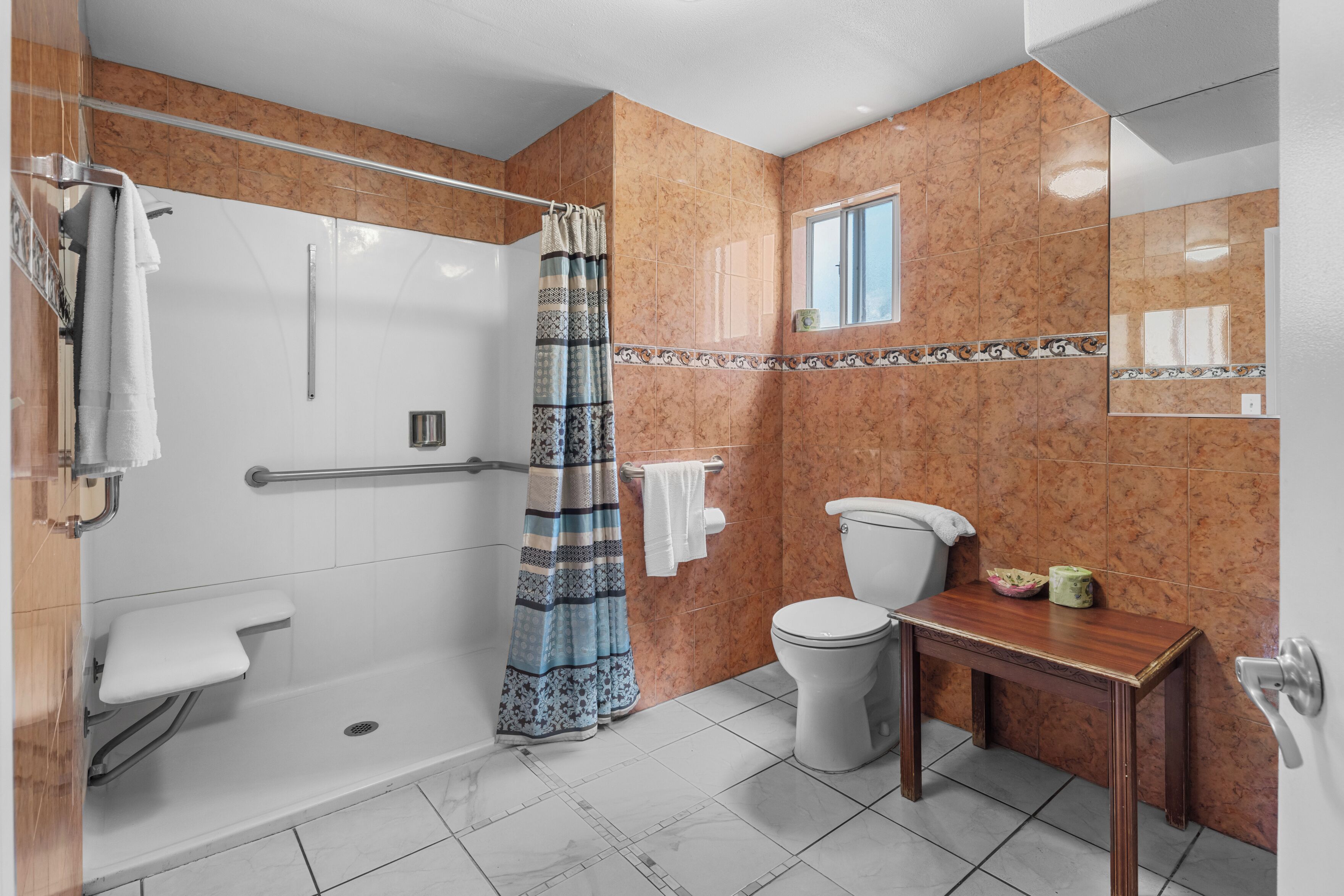 Quarto, 1 cama King, acessível | Banheiro | Produtos de toalete grátis, toalhas de banho