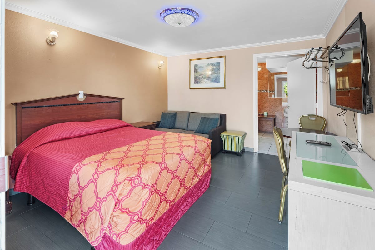 Quarto básico | Roupas de cama premium, escrivaninha, ferros/tábuas de passar roupa