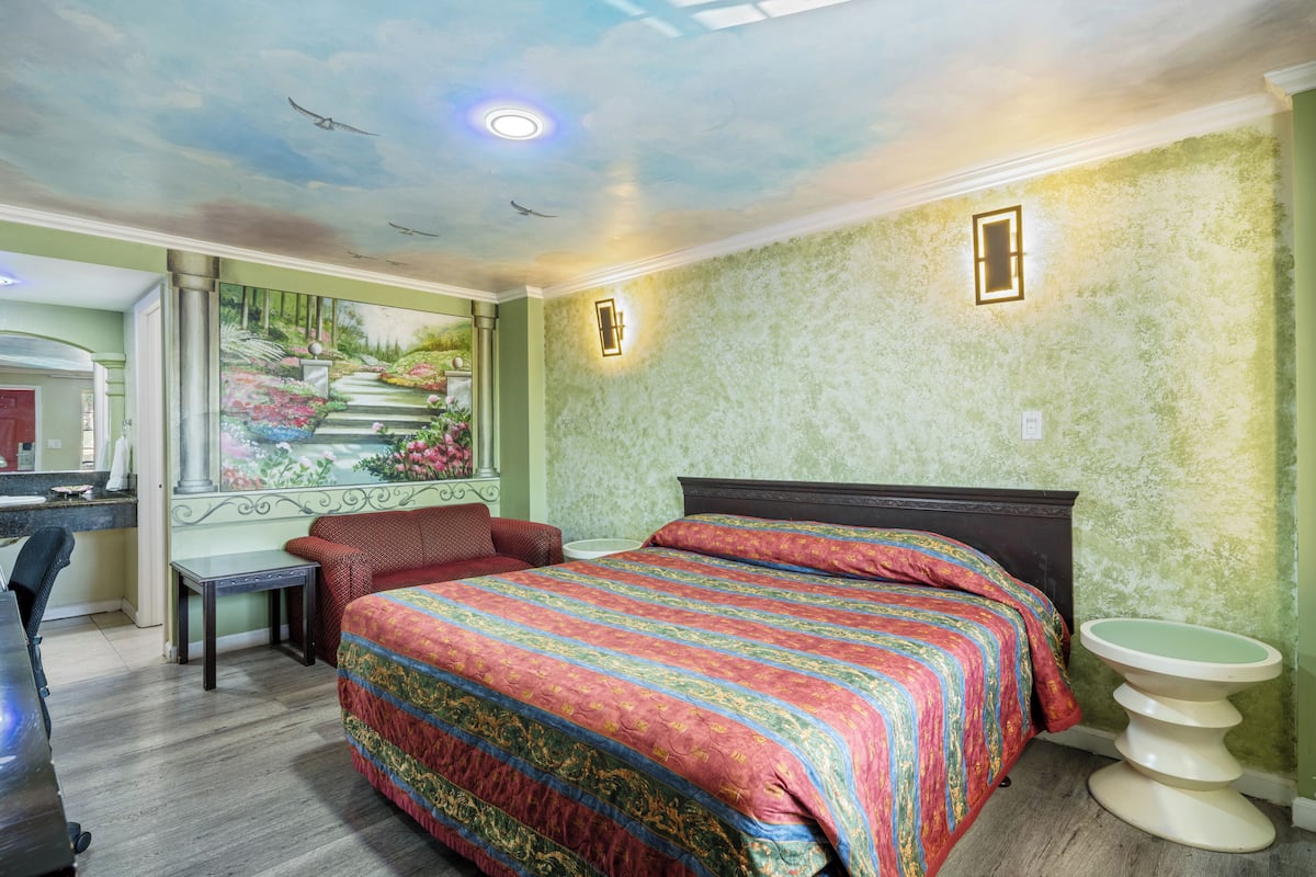 Premium bedding, desk, iron/ironing board, free WiFi