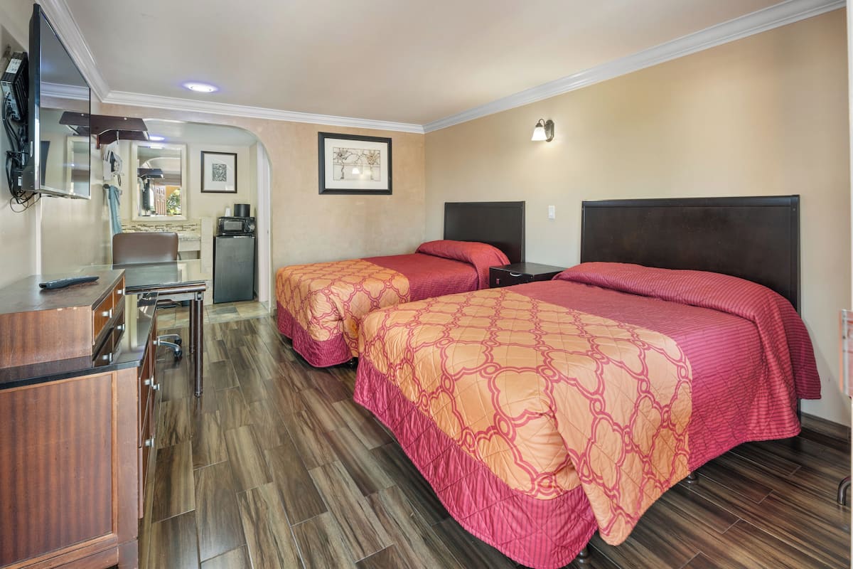 Premium bedding, desk, iron/ironing board, free WiFi