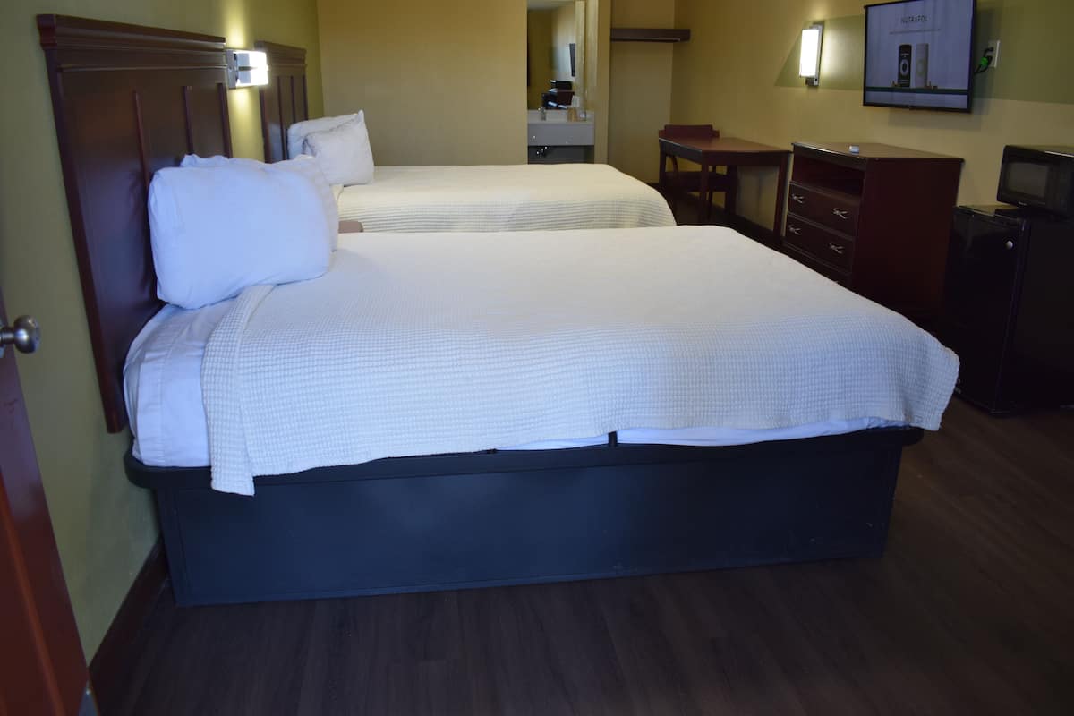 Habitación básica, 2 camas Queen size, para fumadores | Cortinas blackout, wifi gratis, ropa de cama y despertador