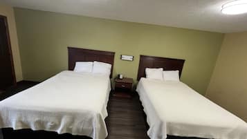 Chambre de base, 2 grands lits, non-fumeur | Rideaux d’obscurcissement, accès au Wi-Fi (inclus), literie fournie