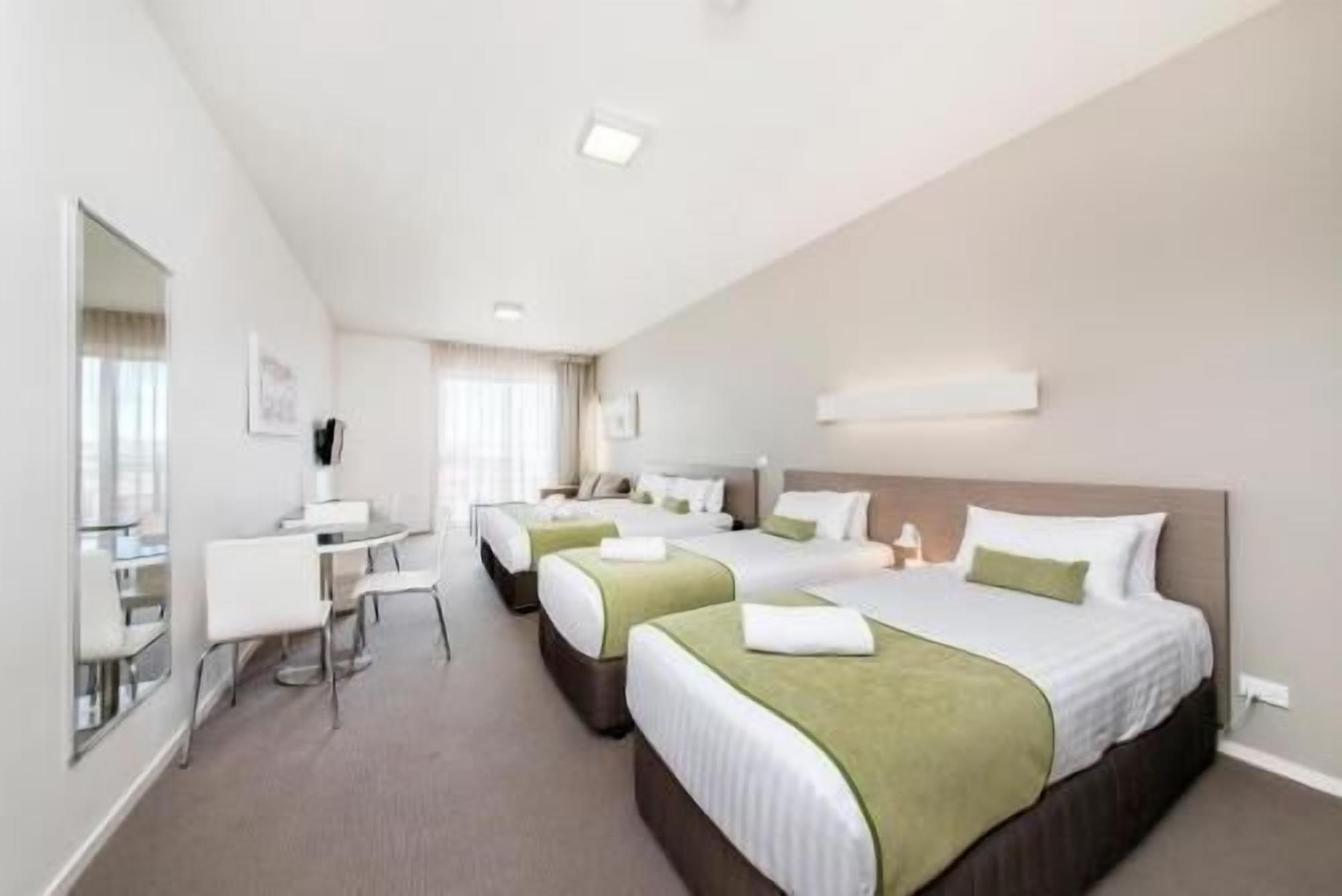 أغطية فراش متميزة وألحفة محشوة بالريش وأسرّة بطبقة علوية مريحة ومكتب