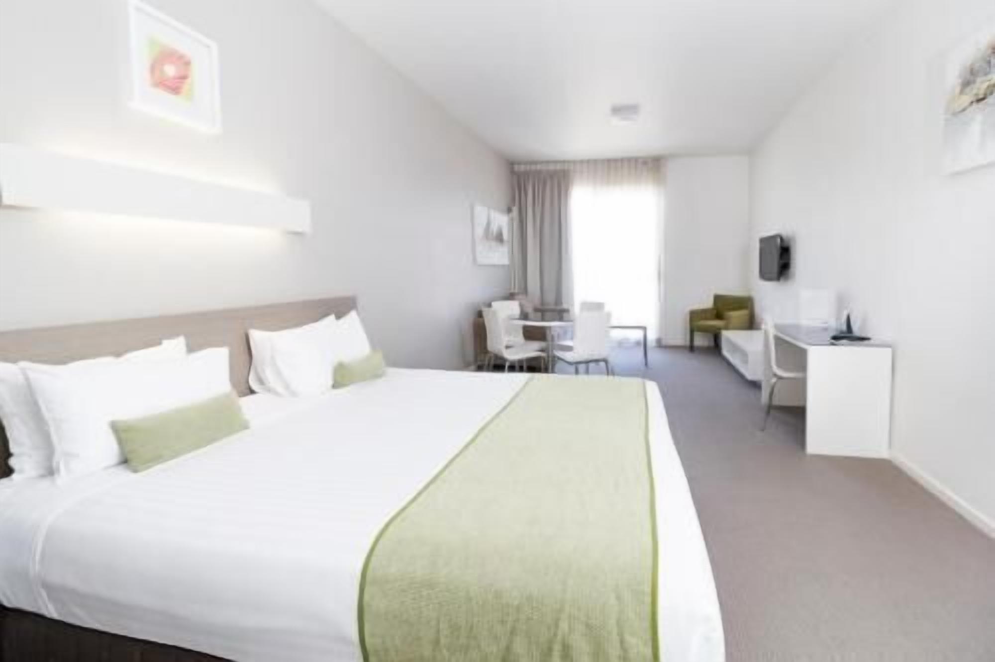 أغطية فراش متميزة وألحفة محشوة بالريش وأسرّة بطبقة علوية مريحة ومكتب