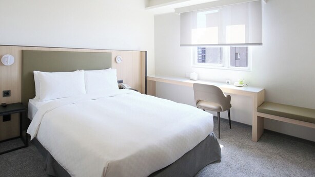 A hotel room with a bed, a desk, and a chair. - Dandy Hotel Daan Park Branch (Taipei)