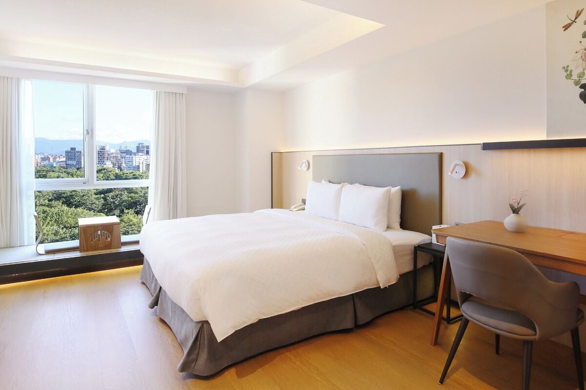 Dandy Suite | Premium bedding, down comforters, pillowtop beds, minibar (free items)
