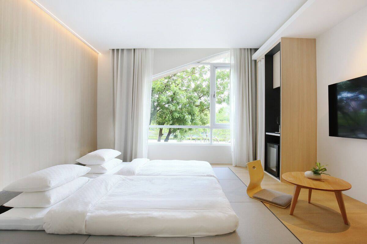 Quarto Twin em estilo japonês, vista para a cidade | Roupas de cama premium, edredons de pluma, camas com colchões pillow-top